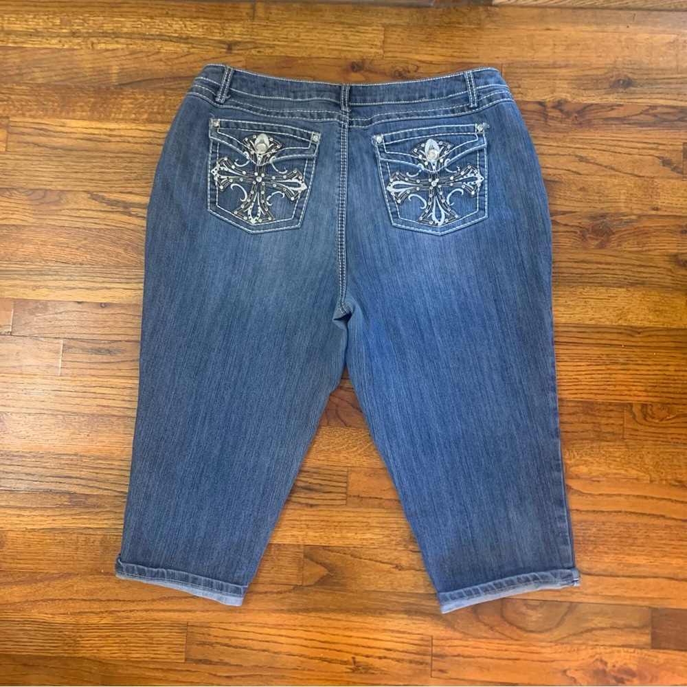 Cato Capri Knee Length Stonewashed Blue Jeans 
18W
Embellished Pocket
Length 31” - Picture 5 of 16